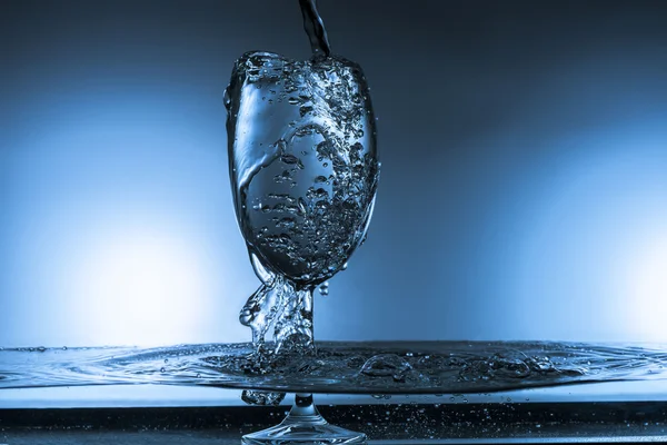 Wasser Glas Wasser spritzen — Stockfoto